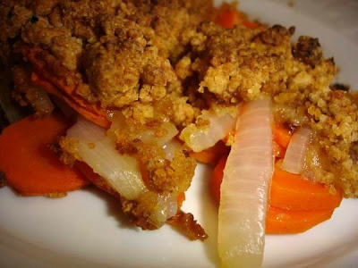 Crumble salé : oignons, carottes et pain d'épices